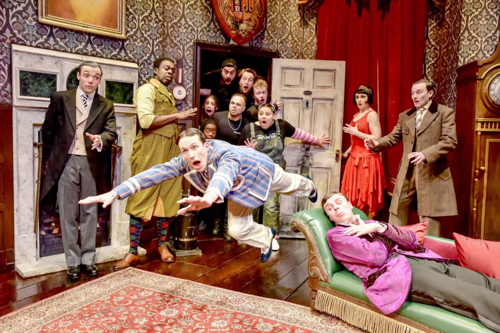 REVIEW: The Play That Goes Wrong